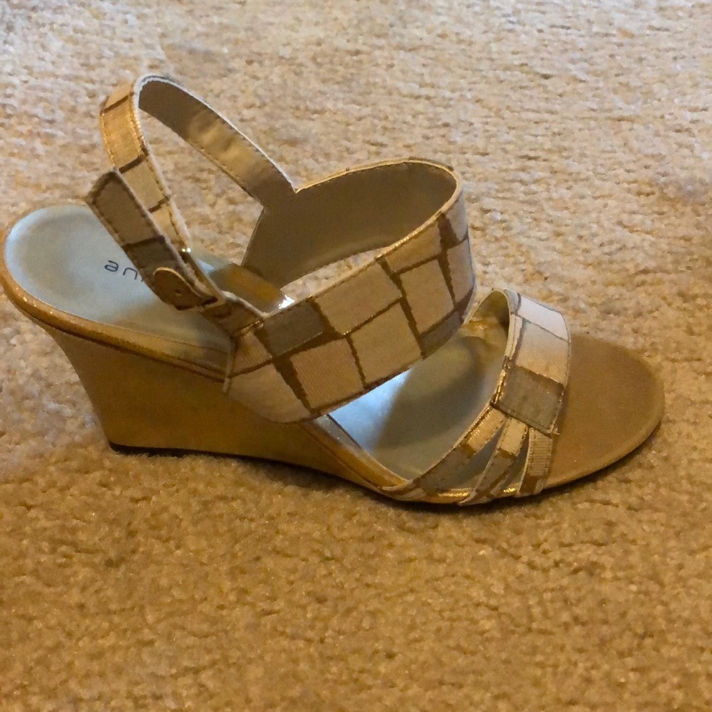 Good/Tan Wedges